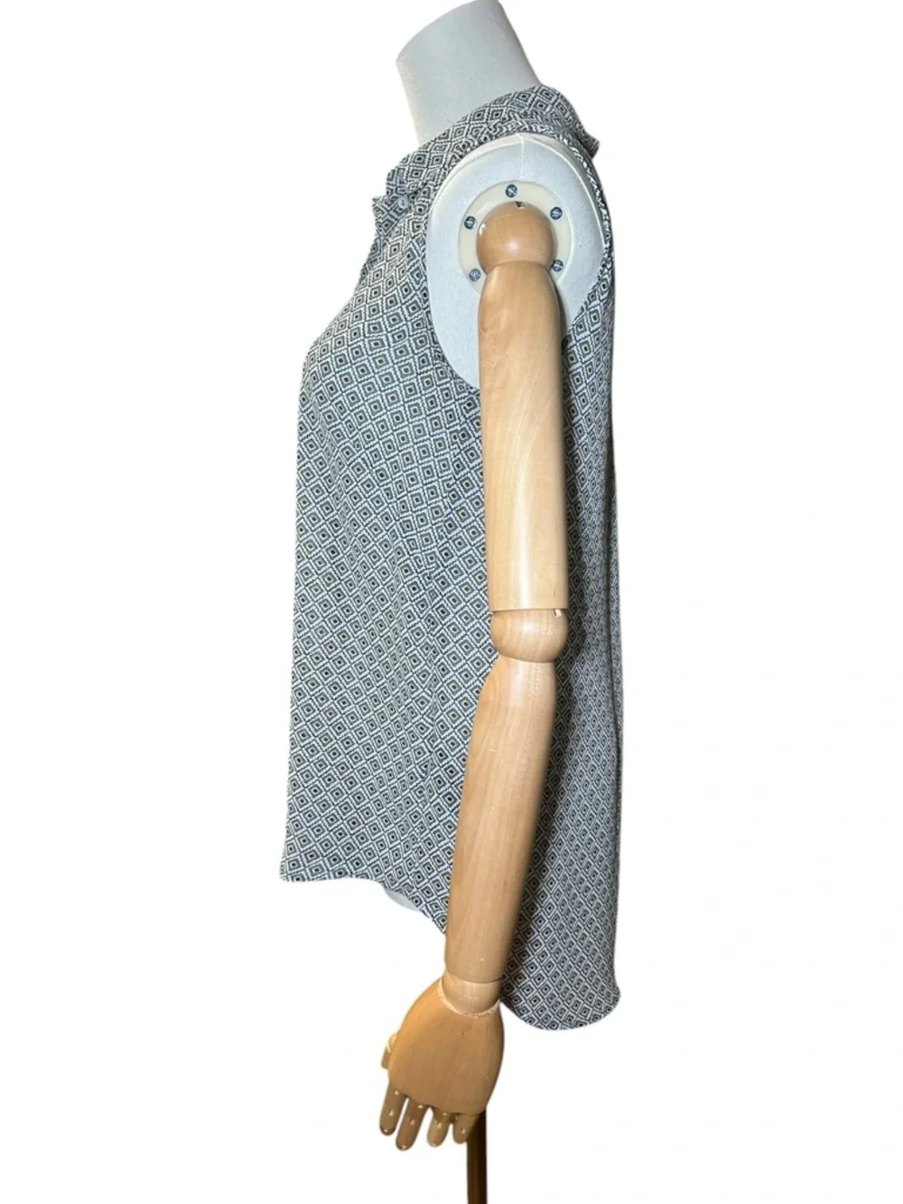 H&M Sleeveless Diamond-Print Button Front Blouse - Picture 4 of 8